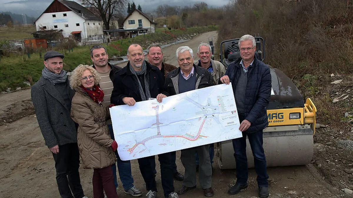 Ein Teil der Mitglieder des Straßenausschusses mit dem Bauplan