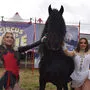 Nicole und Vanessa Berousek werden im Zirkuszelt auftreten.