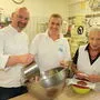 Zwei Generationen greifen in der Backstube zusammen: Hermann, Therese und Elisabeth „Lisl“ Ebner