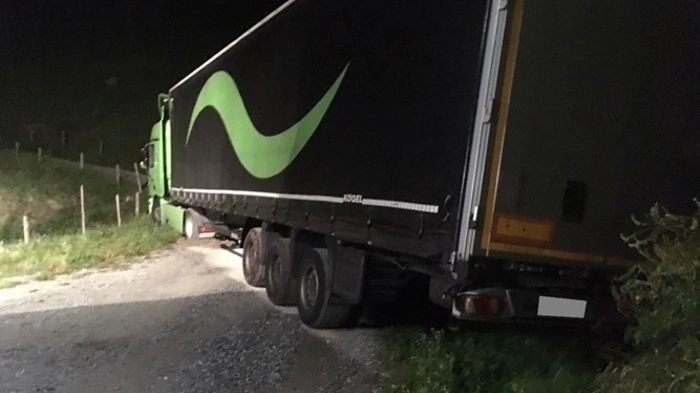 Donnerstagabend wollte ein LKW-Lenker aus Bulgarien mit seinem Sattelschlepper einen Betrieb in Kainach beliefern und verließ sich dabei auf sein Navigationsgerät.