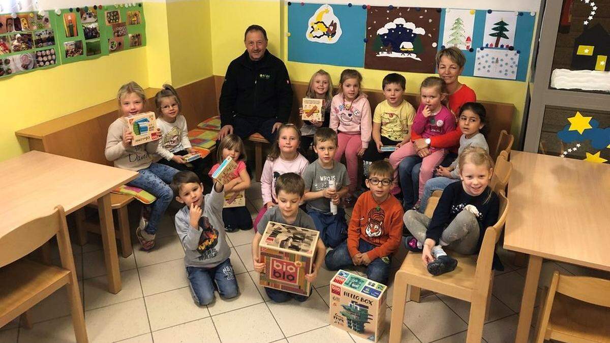 Die Kinder im Kindergarten haben mit den Bio-Bauklötzen neues Spielzeug, vorwiegend aus Holz 