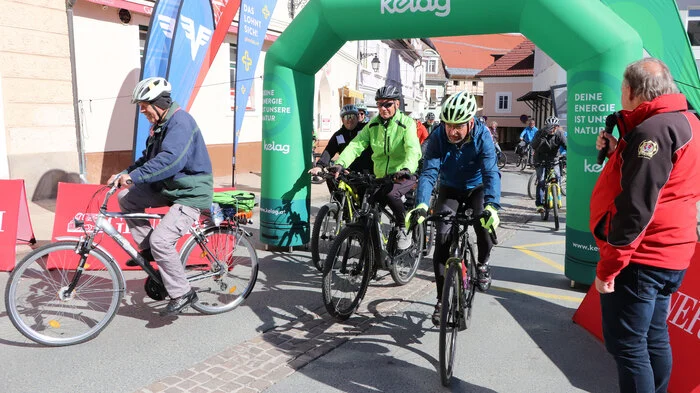 Der Start fand bei strahlendem Sonnenschein um Punkt 10 Uhr am Feldkirchner Hauptplatz statt.