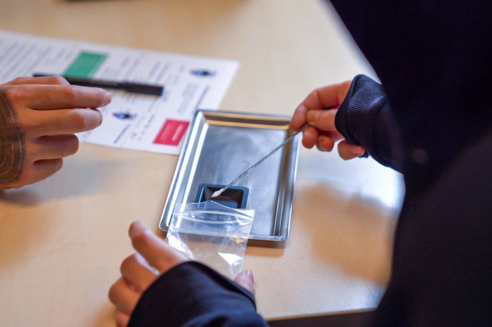 Für den Test reicht es, wenn rund 10 Milligramm der illegalen Drogen entnommen werden. 