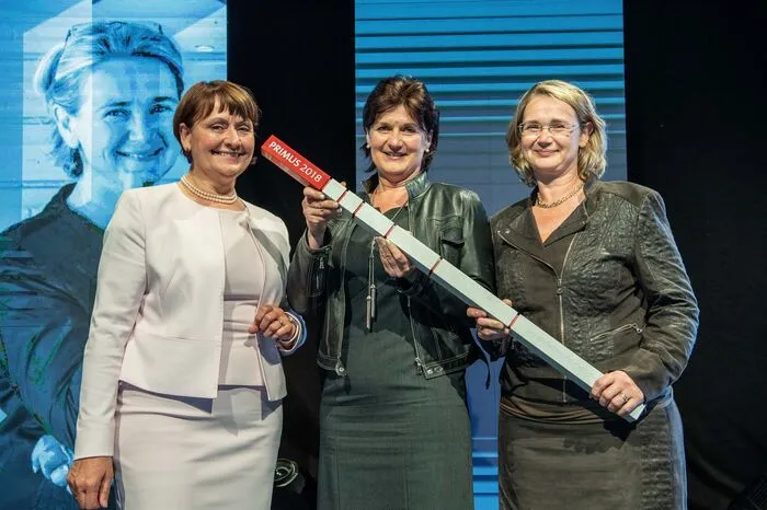 Kategorie "Nachhaltigkeit": Liane und Isabella Berghofer bekamen den Preis von Herta Stockbauer (BKS).