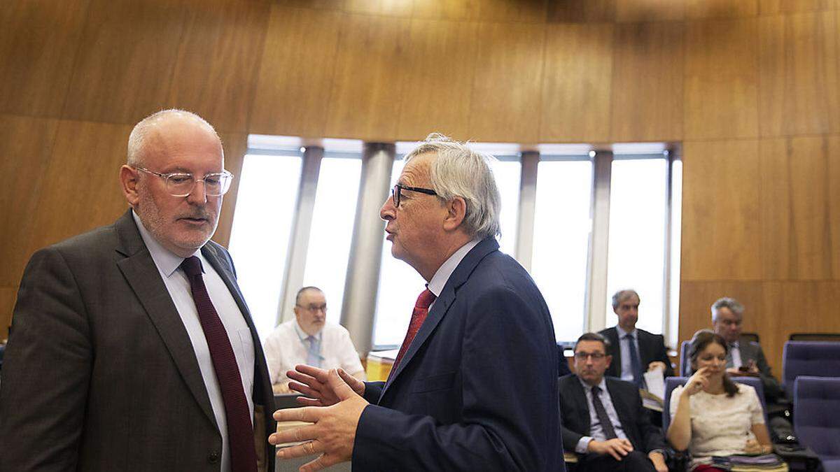 Noch-EU-Kommissionspräsident Juncker im Gespräch mit seinem möglichen Nachfolger Timmermans (l.).