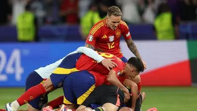 Spanish players celebrate after winning the UEFA Euro 2024 final football match between Spain and England at the Olympiastadion in Berlin on July 14, 2024. (Photo by Adrian DENNIS / AFP)