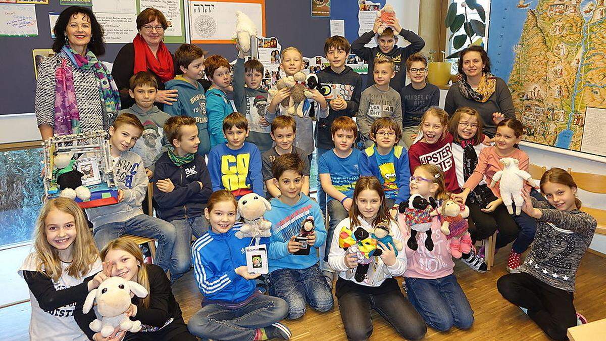 Gerlinde Praher (hinten, 2. v. l.) und Doris Rudlof-Garreis (l.) betreuen das Schäfchenradio der Volksschule Graz-St. Veit. Die 4b-Klasse ist im Schäfchenfieber