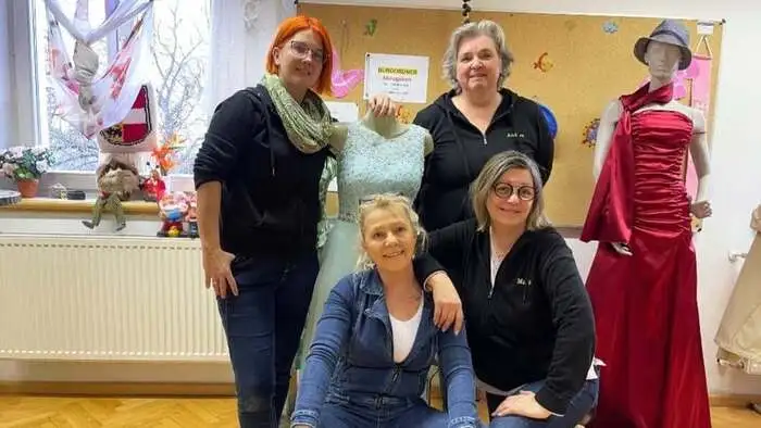 Zu sehen sind vier Personen, die sich
