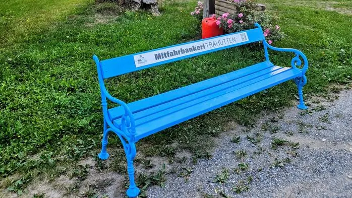 Wer am neuen Mitfahrbankerl Platz nimmt, signalisiert, eine Mitfahrgelegenheit in Richtung Stadtzentrum Deutschlandsberg zu benötigen