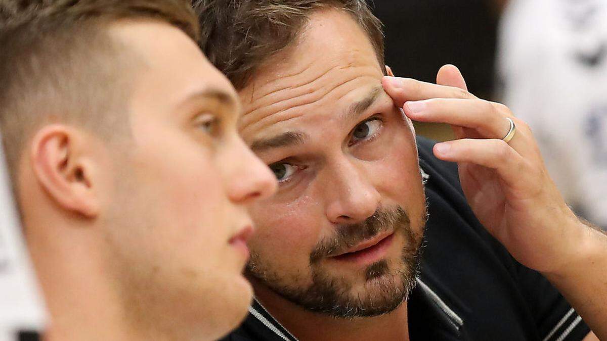 Kiel-Geschäftsführer Viktor Szilagyi (rechts) mit Handballer Nikola Bilyk