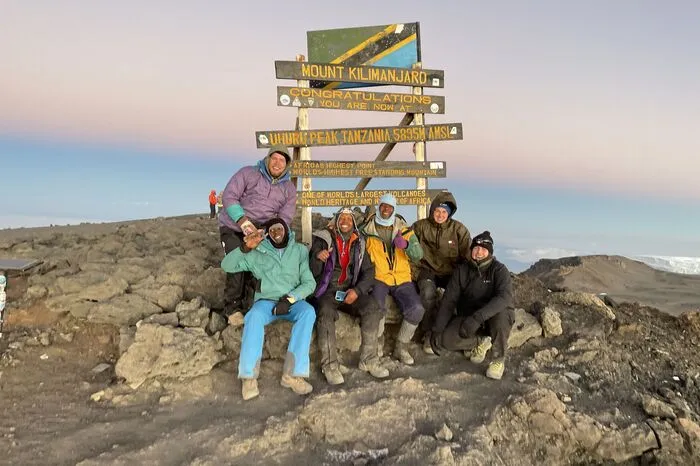 Spenden für den Brunnenbau haben Zeiler und Paric unter anderem gesammelt, indem sie den Kilimanjaro, den höchsten Berg Afrikas, erklommen haben.