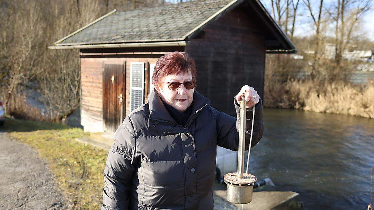 Hildegard Zalka bei der Messstelle Gumisch an der Gurk, im Hintergrund das Pegelhaus. Zweimal pro Woche führt sie Messungen durch