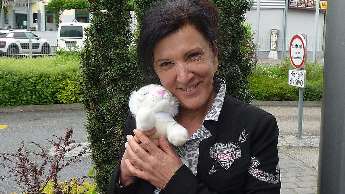 Anneliese Zöhrer mit Maskottchen „Pili“ hofft einen guten Neustart 	 