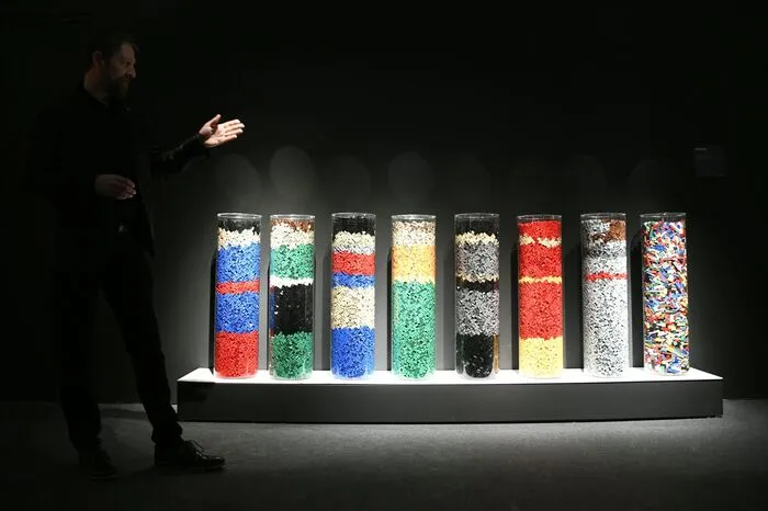 Woraus Helden gemacht sind: Die einzelnen Legobausteine der verschiedenen Superhelden mit dem Künstler Nathan Sawaya (links).