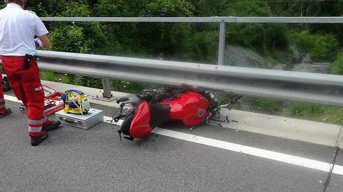 Motorrad kollidierte mit Hirsch