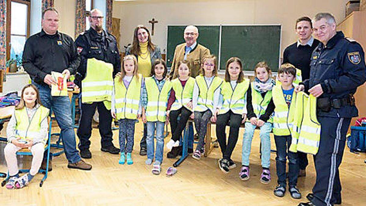 Mariazeller Kinder mit Vertretern von „Gemeinsam.Sicher“