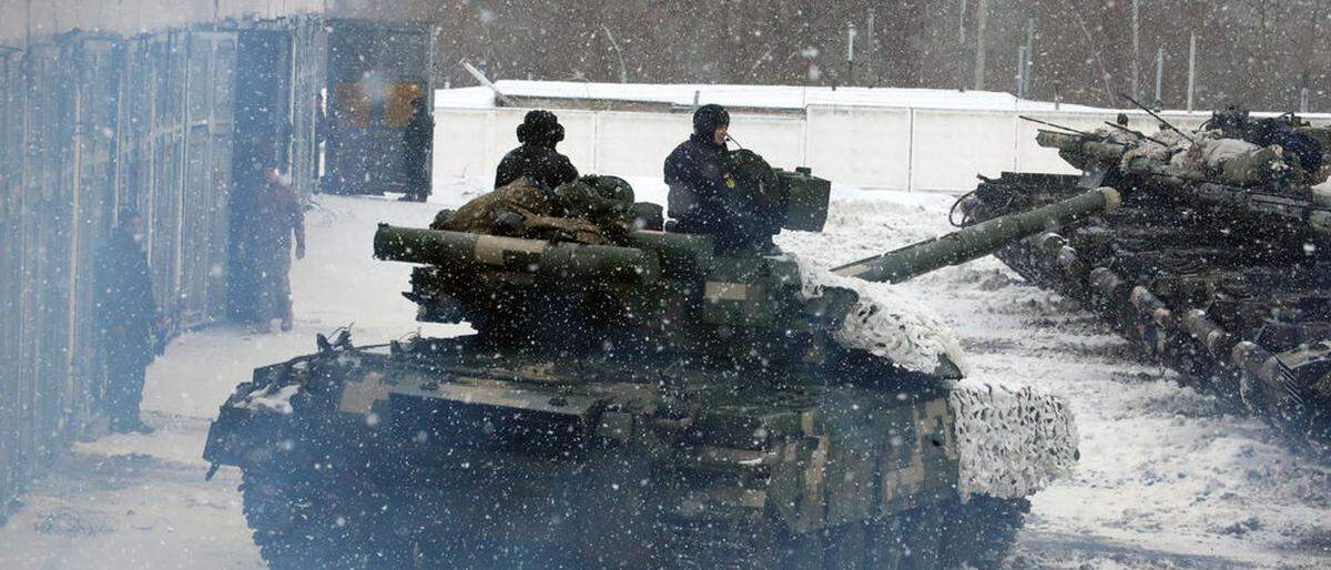 Ukrainische Panzerverbände stellen sich in der Nähe von Charkiv auf den Ernstfall einer russischen Invasion ein