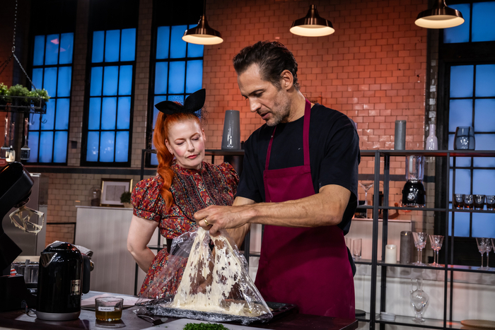 Enie van de Meiklokjes schaut Alexander Mazza über die Schulter