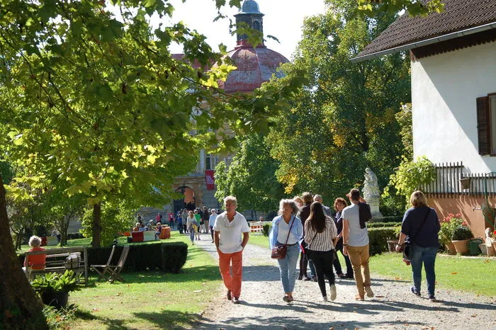 Ein vielseitiges Programm lockte bei strahlendem Sonnenschein zahlreiche Besucher an.