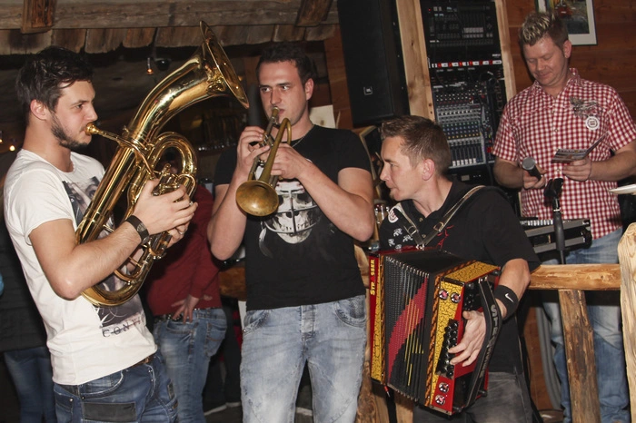 Den Abend gestalteten die Sängerrunder Köstenberg, die Schuhplattlergruppe der Landjugend Rennweg und eine Formation der Oberkärntner Partyband Elchos.