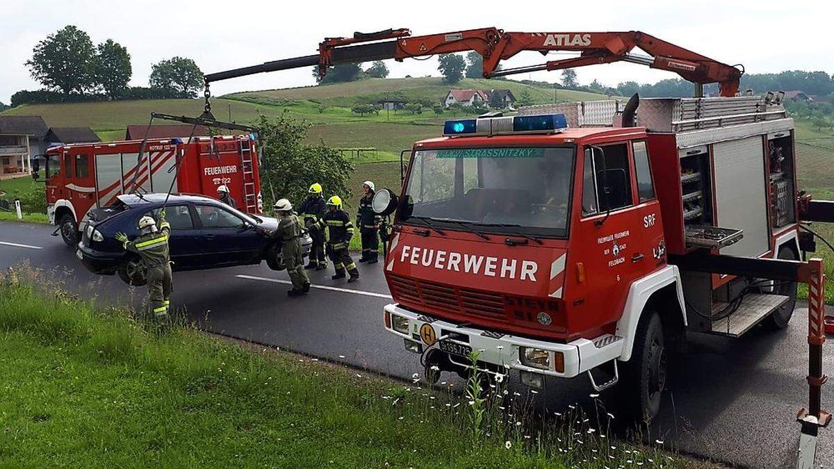 Die Feuerwehren Paldau und Feldbach bargen das Unfallfahrzeug