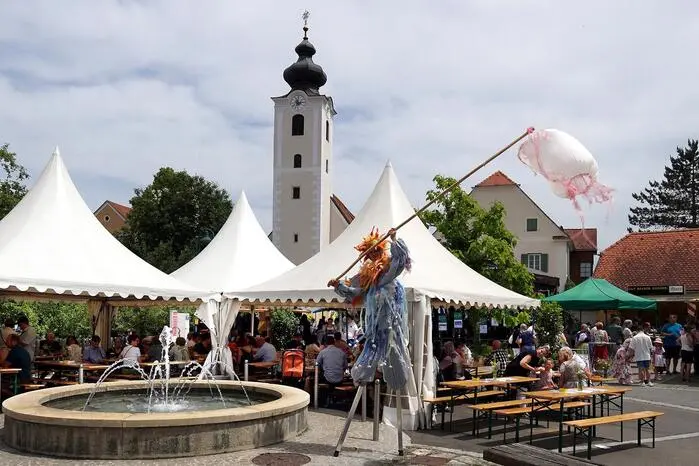 Musik lieferte ein Frühschoppen der „Thermenland Böhmischen“ und die Gruppe „Die Ausreißer“ am Abend.