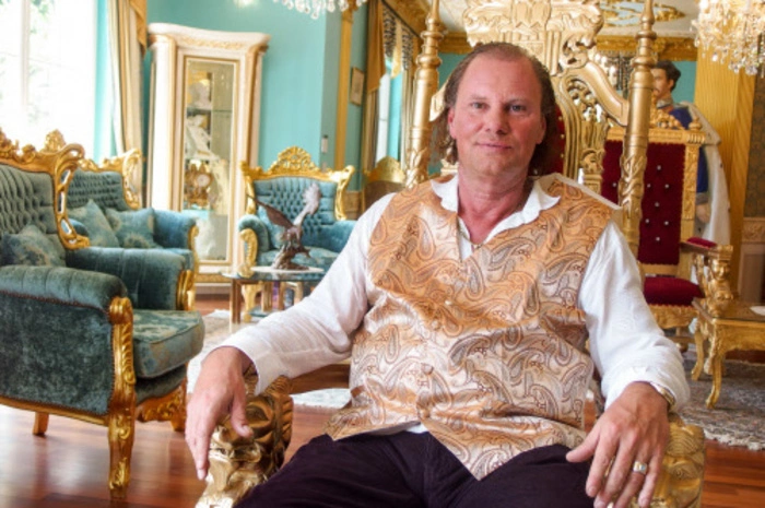 Werner träumt von einer unternehmungslustigen Dame, die künstlerisch ambitioniert sein soll. Er hat er ein schlossähnliches Haus mit viel goldenem Klimbim inmitten eines parkähnlichen Gartens. Die Frau, die er sich wünscht, soll um die 40 sein. Werner liebt Musik - von der Klassik bis Falco. Und er ist ein Fan von Ludwig II., König von Bayern. 