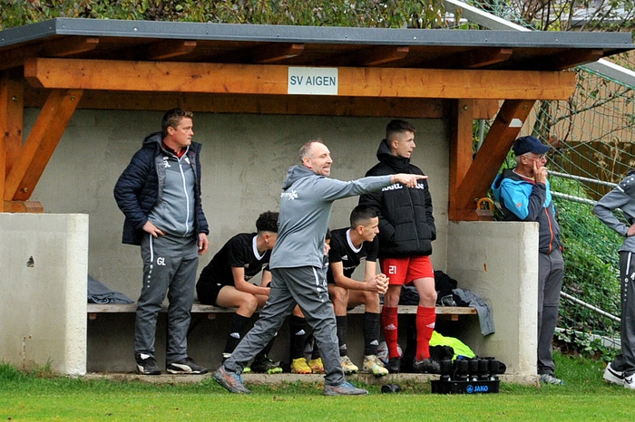 Spannende Szenen, aufopfernde Zweikämpfe, harte Duelle, Dramatik bis zum Schluss, Trainerbank mit Gernot Stradner