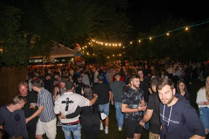 Trotz regnerischer Wetterlage in der Südoststeiermark gelang es der Landjugend, das Fest durch gute Planung wie gewohnt im Pfarrgarten von Sankt Peter abzuhalten.