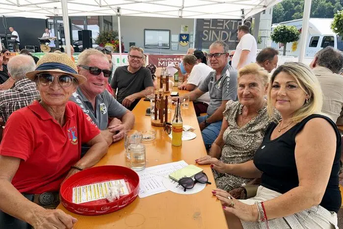 Die köstlichen Grillspezialitäten ließen sich auch Bürgermeister Herbert Spirk und sein Vizebürgermeister Dietmar Fuchs gut schmecken.