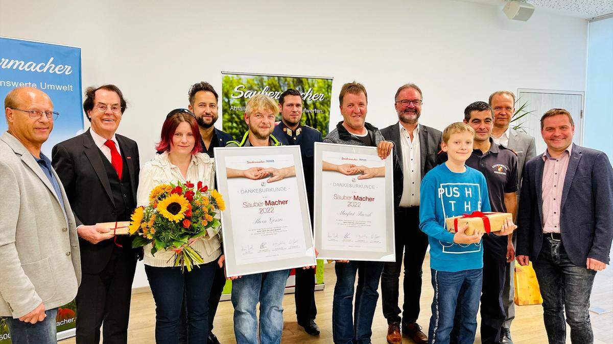 Ehre, wem Ehre gebührt – Manfred Ravnik und Kevin Genser mitsamt Gratulanten und Familie