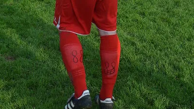 Das Nazi-Kürzel für "Heil Hitler" unter den Socken des Spielers