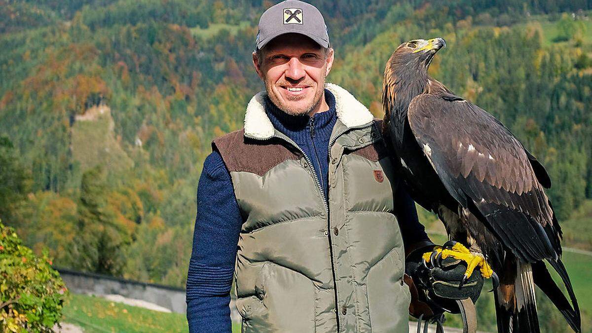 Hermann Maier und ein Adler auf der Burg Hohenwerfen