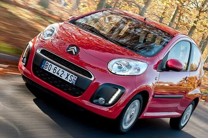 Seit 2005 und mittlerweile in der zweiten Generation wuselt der Citroën C1 durch den Großstadtdschungel. Gebraucht ist er im Schnitt um 8285 Euro inseriert.