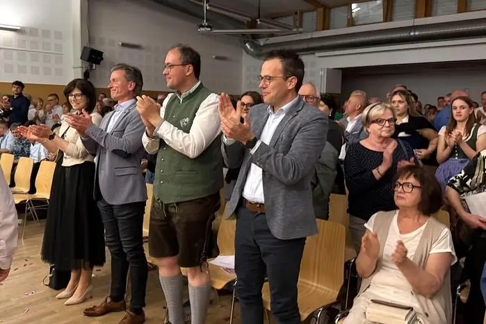 Großen Applaus von den Zuhörern und Zuhörerinnen wie Ortsvorsteherin Barbara Raidl, MV-Landesobmann Stellvertreter Christian Flechl und Obmann Valentin Weber gab es für das Jugendblasorchester unter dem Taktstock von Michaela Weber. 