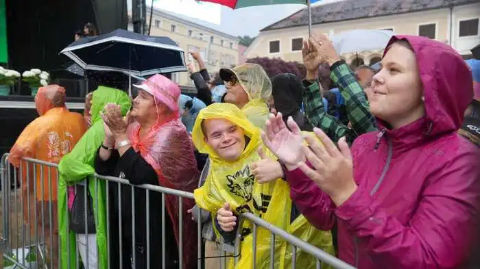 Radio Grün Weiß feierte sein 25-jähriges Bestehen mit einer Reihe nationaler und internationaler Künstler, die der in Leoben beheimatete Sender zum Teil seit Jahrzehnten begleitet. Das Line-Up, wie es in der Konzertsprache heißt, mit zwölf nationalen und internationalen Sängern konnte sich sehen lassen.