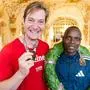 Michael Großschädl und Marathon-Sieger Dickson Kiptoo