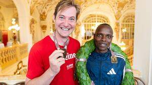 Michael Großschädl und Marathon-Sieger Dickson Kiptoo