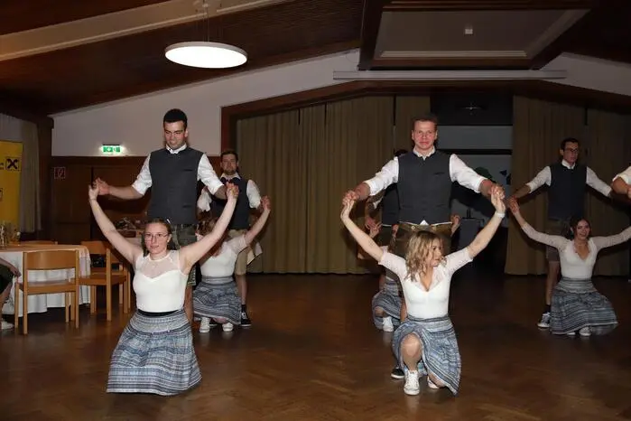Marlene Färber hatte mit den Tänzerinnen und Tänzern die beeindruckende Polonaise einstudiert. 
