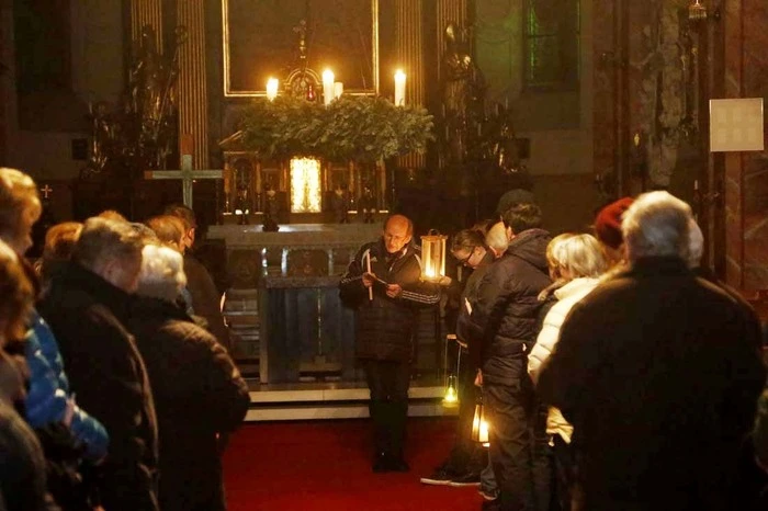 ...in der Pfarrgemeinderatsvorsitzender Johann Prenner eine kurze Einstimmung gab und das Glockenwiegelied ertönte.