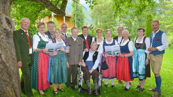 Der Eintrag in das Guinnessbuch der Rekorde ist ihnen gewiss: Die 14 Geschwister der Familie Zlöbl aus Großkirchheim wurden am 21. Juni gemeinsam 1000 Jahre alt. Gefeiert wurde mit Verwandten und Freunden im Nationalparkhaus. Hermann Zlöbl, Notburga Egger, Mathias Zlöbl, Maria Härter, Benedikt, Heinrich, Norbert und Georg Zlöbl, Pauline Steck, Johanna Sager, Herbert Zlöbl, Anna Pichler, Regina Lippert und Engelbert Zlöbl (von links)