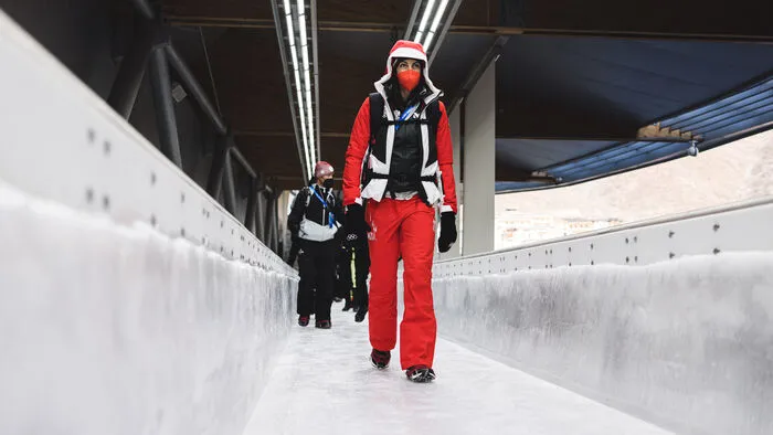 Skeleton-Ass Janine Flock verschafft sich einen ersten Überblick auf dem Eis.