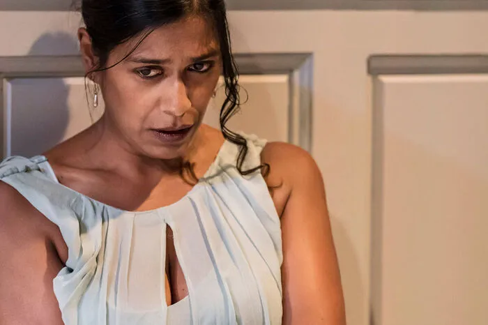 Königin Gertrude (Lolita Chakrabarti) ist im Zwiespalt der Gefühle