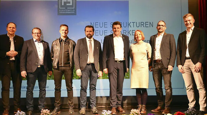 Bürgermeister Franz Jost mit Obmann Markus Jahn, Vorstandsmitgliedern und Referenten