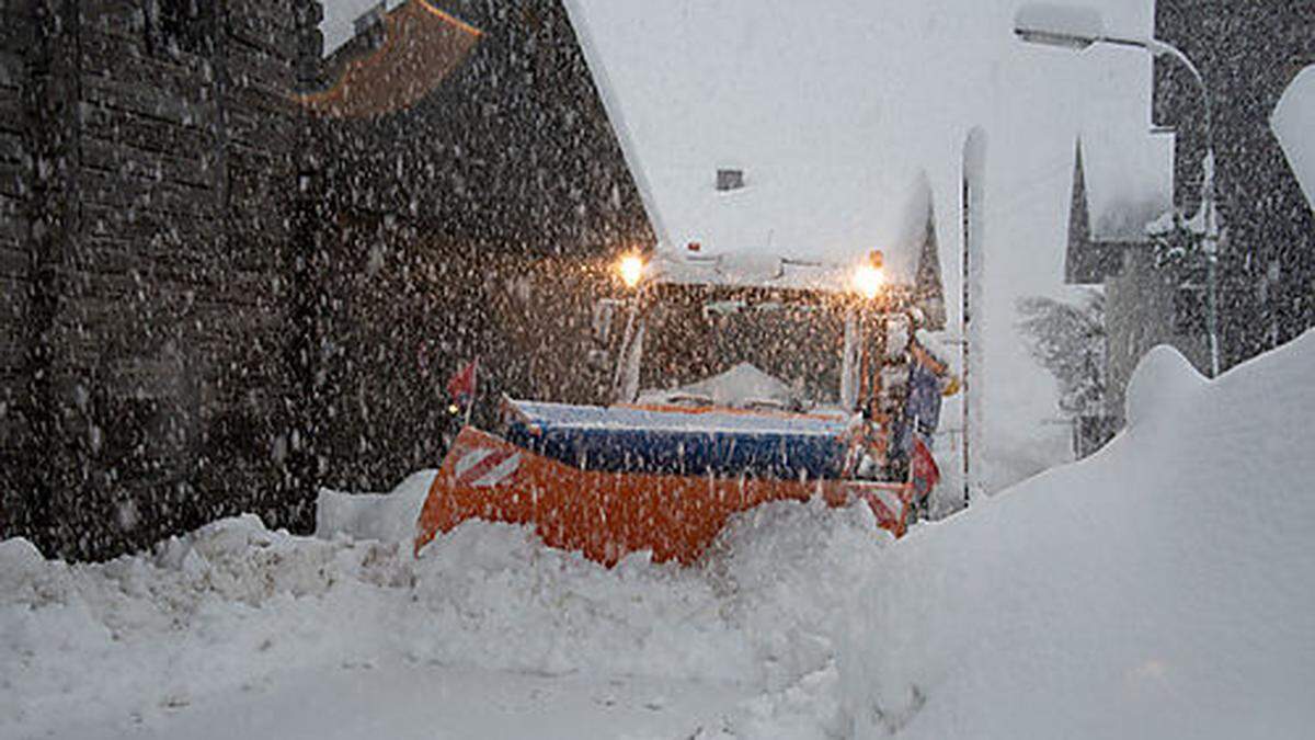 Bis zu 600 Kilogramm Schnee pro Quadratmeter lasten auf vielen Hausdächern im Lesachtal