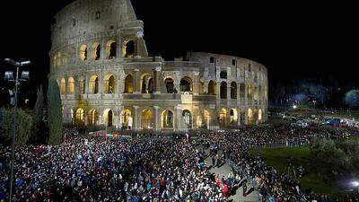 Zehntausende vor dem Kolosseum in Rom