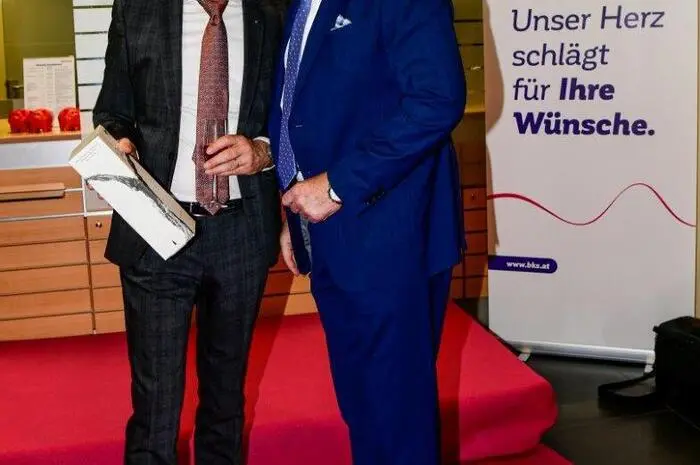Als Verbundenheit mit der Initiative „Von Mama zu Mama“ spendete die BKS einen Scheck über 500 Euro zur Unterstützung bedürftiger Familien.