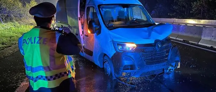 Das Unfallfahrzeug war laut Feuerwehr schwer beladen