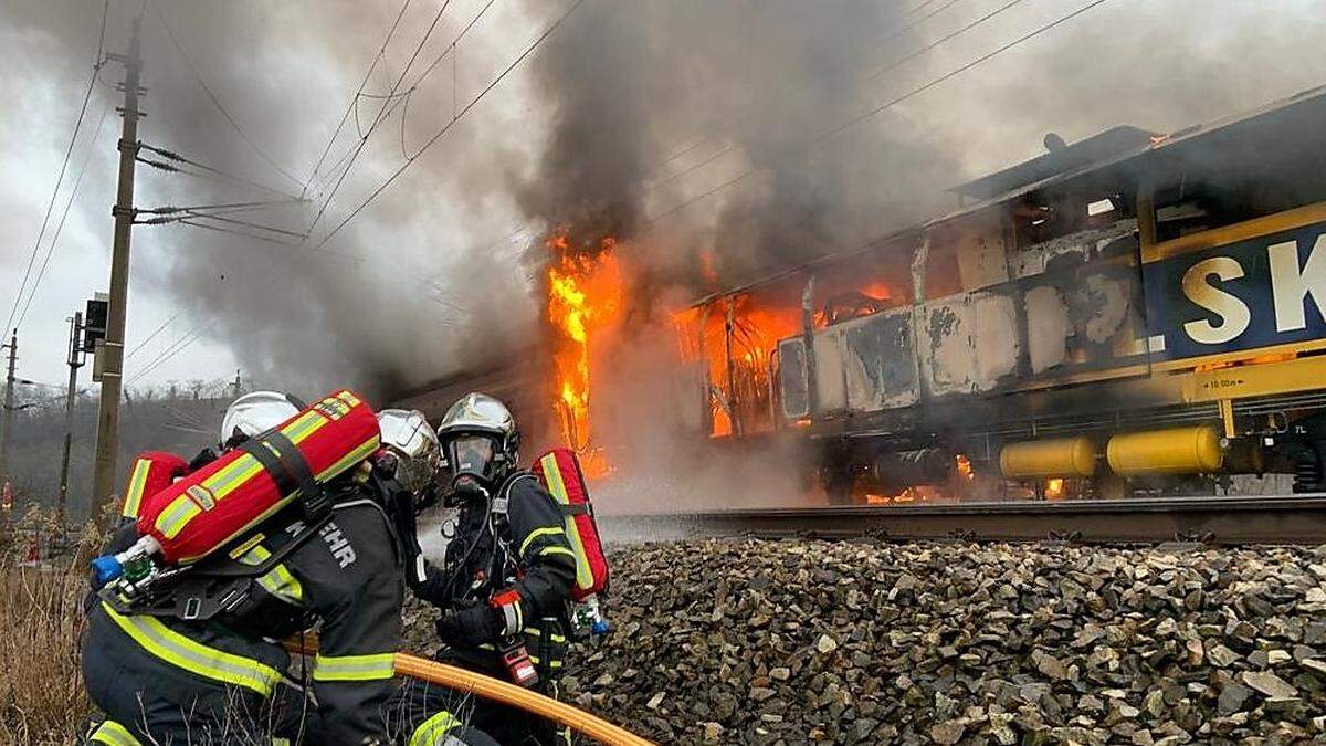 Der Bauzug steht in Vollbrand