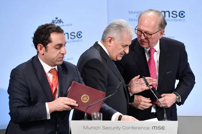 Der türkische Premierminister Binali Yildirim (mitte) im gespräch mit dem Vorsitzenden der Münchner Sicherheitskonferenz, Wolfgang Ischinger (rechts im Bild)